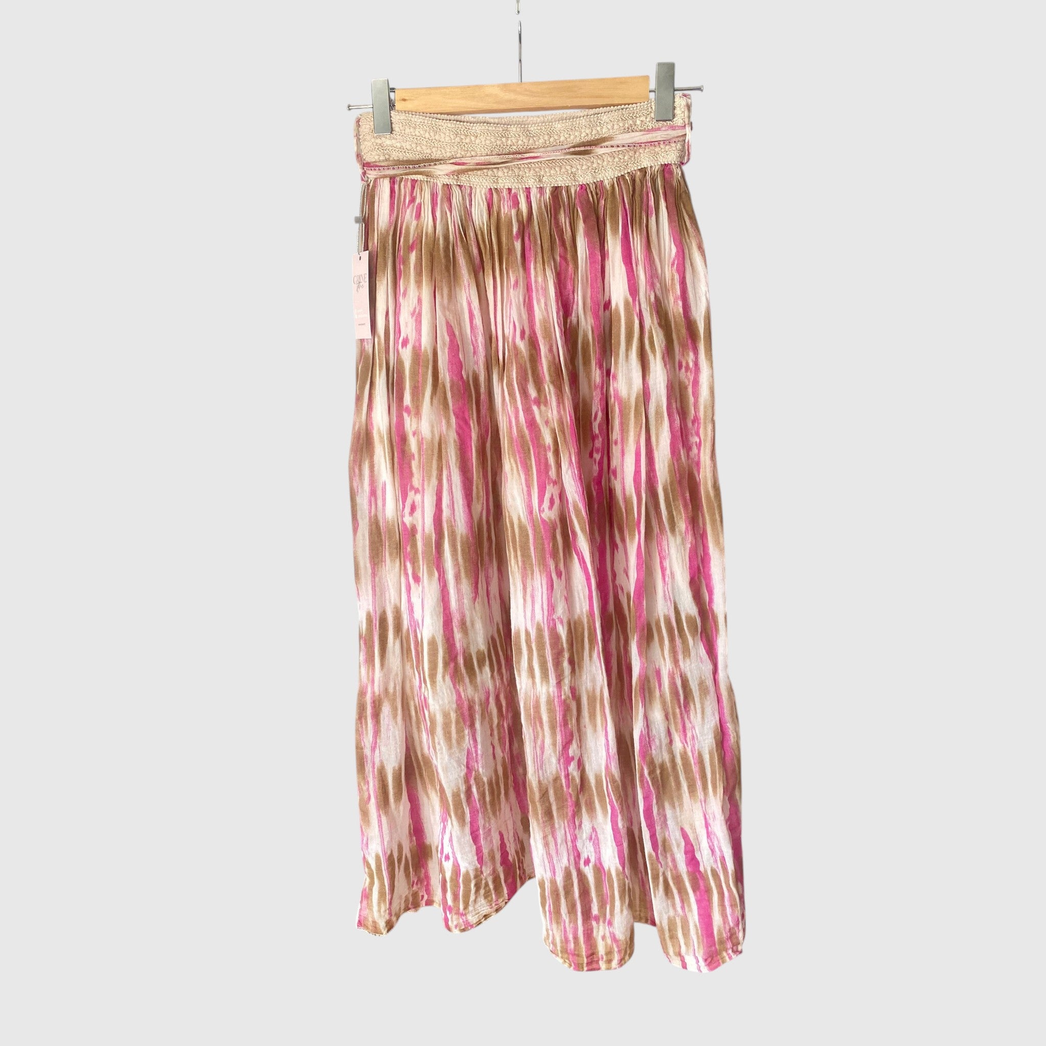 Saia comprida GRINE em algodão com padrão tie dye rosa e beige, cintura elástica e forro interior.