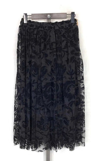 Saia midi preta GRINE em tule forrado com padrão floral em relevo de veludo e cintura elástica