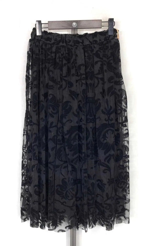 Saia midi preta GRINE em tule forrado com padrão floral em relevo de veludo e cintura elástica