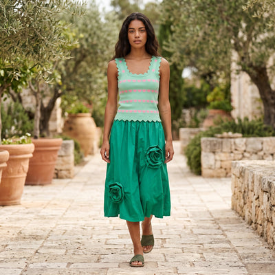 Modelo veste saia midi GRINE verde esmeralda com flores 3D em tecido técnico estruturado e top de malha em jardim
