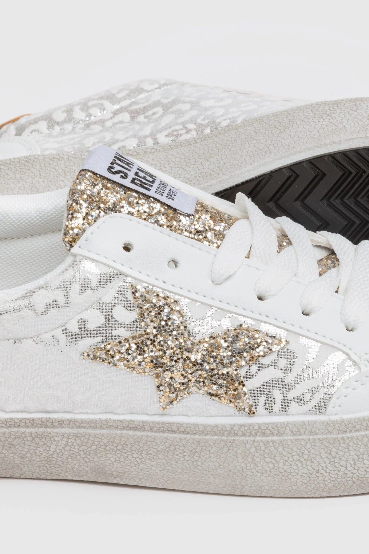 Sapatilhas GRINE Aura brancas com detalhe de estrela em glitter dourado e padrão texturado lateral