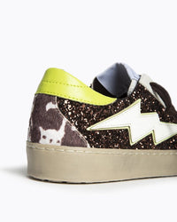 Sapatilhas GRINE Corina castanhas com brilhos, detalhe animal print, pormenor neon e sola plana antiderrapante.