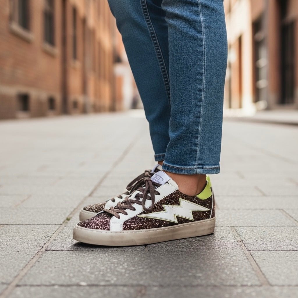 Sapatilhas GRINE Corina castanhas com brilhos, detalhe de raio lateral, apontamentos neon e atacadores castanhos