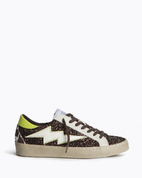 Sapatilhas GRINE Corina em tons de chocolate com brilhos, detalhe de raio branco, apontamentos neon e animal print.