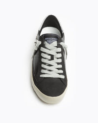 Sapatilhas GRINE Corina pretas com atacadores cinzentos, estilo retro rock com detalhe de tachas na lateral