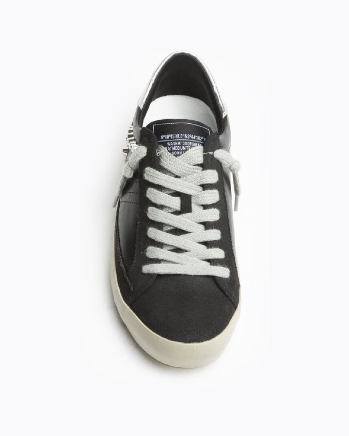 Sapatilhas GRINE Corina pretas com atacadores cinzentos, estilo retro rock com detalhe de tachas na lateral
