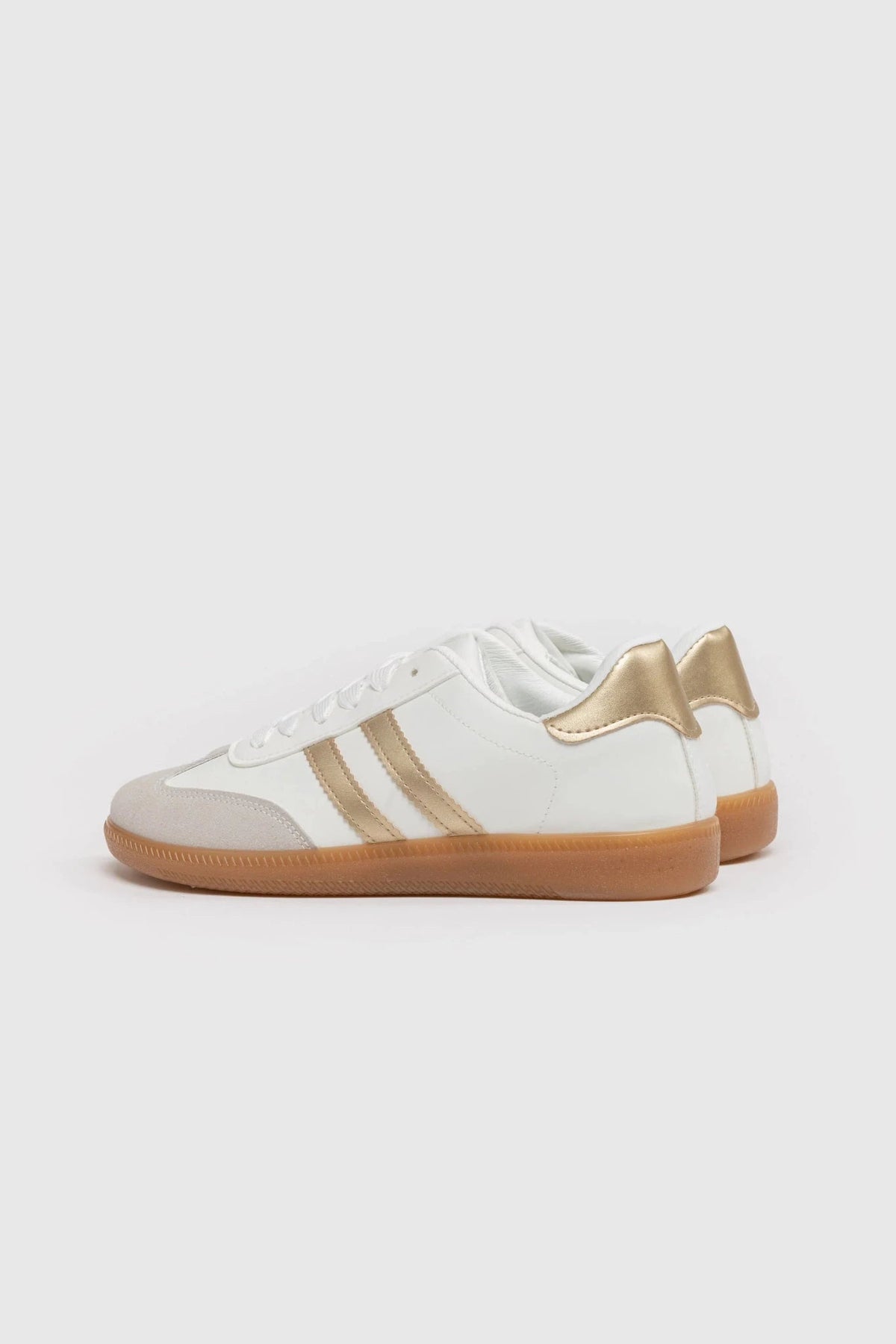 Sapatilhas GRINE Estela em branco com detalhes dourados, sola de borracha e design casual chic.