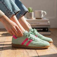 Sapatilhas GRINE Estela em verde menta com detalhes rosa, atacadores e sola de borracha em ambiente casual.