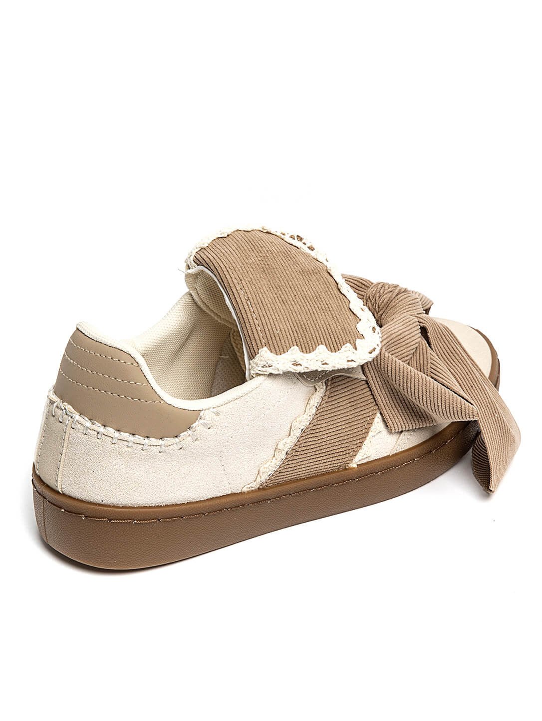 Sapatilhas GRINE Laces em tons bege com detalhe de laço grande e sola antiderrapante castanha