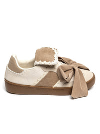 Sapatilhas GRINE Laces em bege com atacadores largos e detalhes em veludo cotelê, sola plana e design elegante.