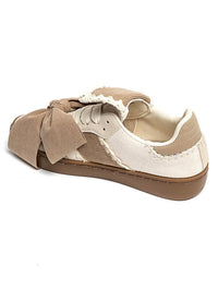 Sapatilhas GRINE Laces em tons bege com detalhe de laço grande, textura em tecido e sola castanha antiderrapante.