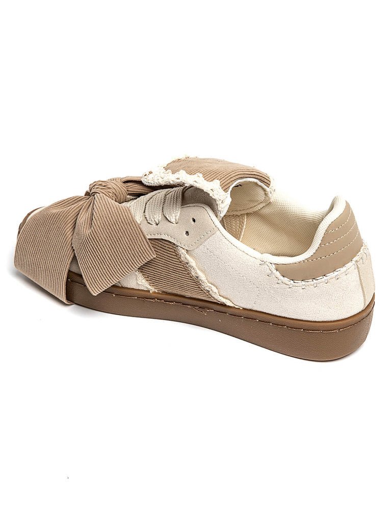 Sapatilhas GRINE Laces em tons bege com detalhe de laço grande, textura em tecido e sola castanha antiderrapante.