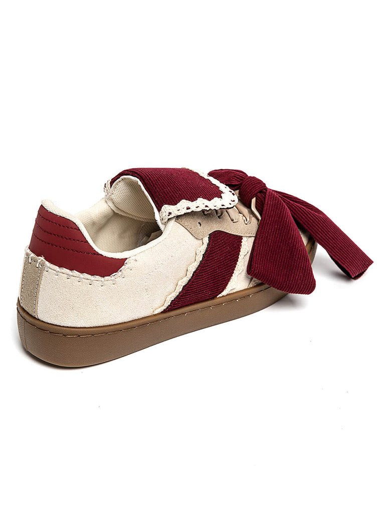 Sapatilhas GRINE Laces Bordeaux em tons bege e bordeaux com detalhe de laço grande e sola castanha