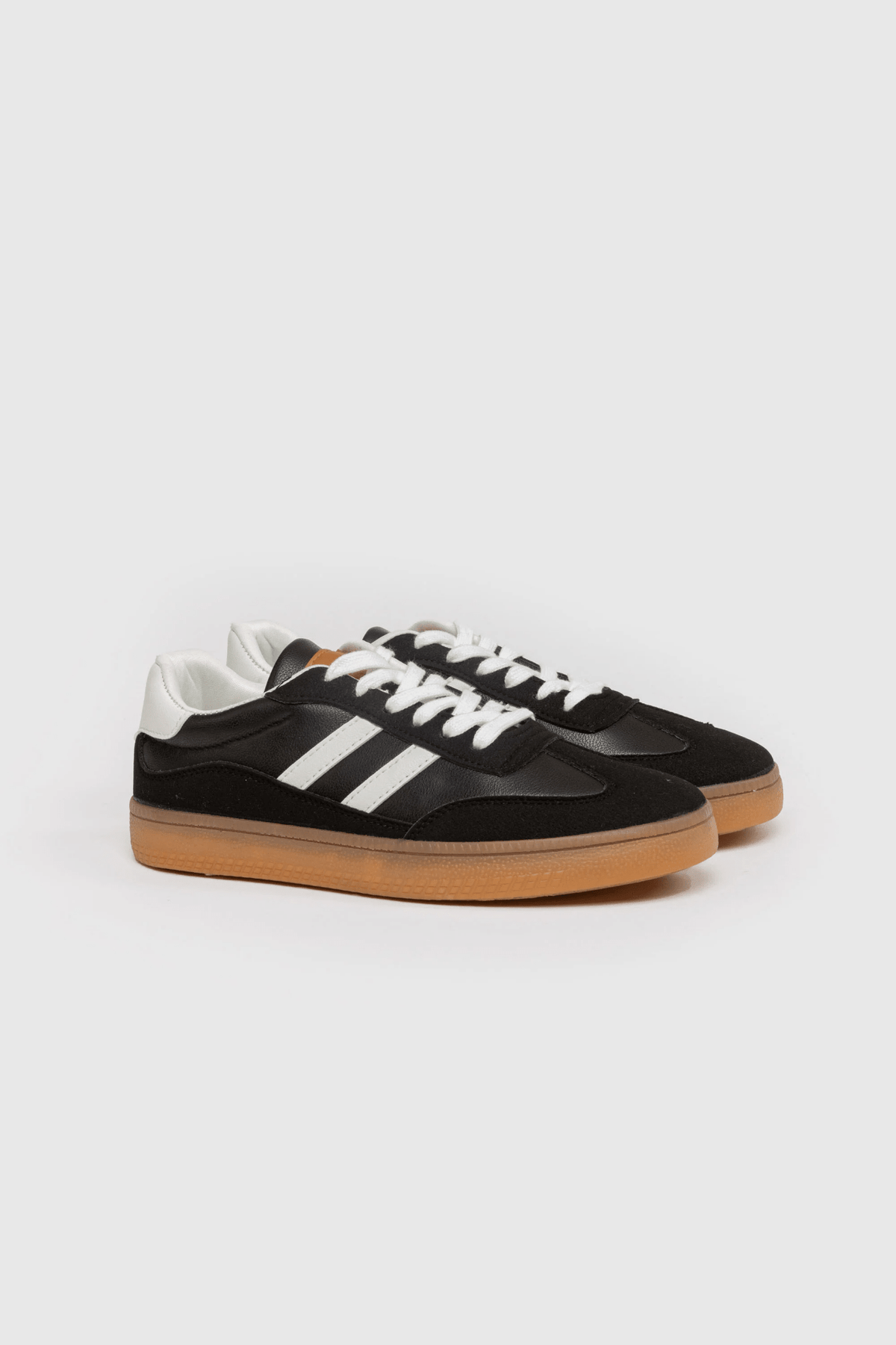 Sapatilhas GRINE Luzia pretas com detalhes brancos, atacadores e sola de borracha castanha em estilo casual urbano.