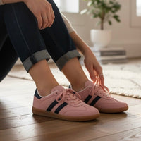 Sapatilhas GRINE Rosa Estela em tecido respirável com sola plana e detalhes em azul marinho num look casual urbano