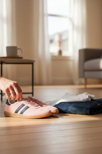 Sapatilhas Rosa Estela da GRINE em tecido rosa vibrante com sola de borracha, ideais para um look casual urbano.