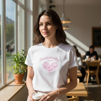 Modelo veste T-Shirt Branca GRINE de algodão com corações bordados e frase Sophistication Elegance em rosa