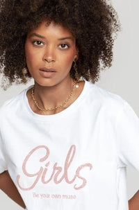 T-shirt branca de algodão GRINE com gola redonda, manga curta e inscrição Girls em glitter rosa no peito.