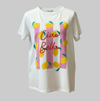 T-shirt branca de algodão GRINE com estampa de limões, riscas cor-de-rosa e a inscrição Ciao Bella na frente.