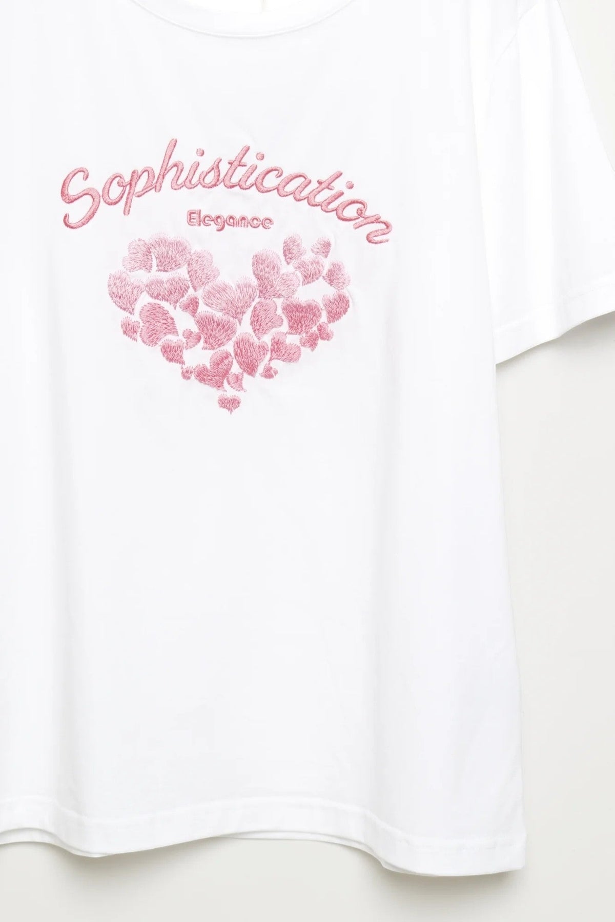 T-shirt branca GRINE de algodão com bordado de coração rosa e a frase Sophistication Elegance no peito