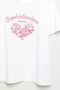 T-shirt branca GRINE de algodão com bordado de coração rosa e a frase Sophistication Elegance no peito