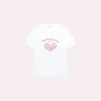 T-shirt branca GRINE de algodão com gola redonda, corações bordados e frase Sophistication Elegance em rosa.