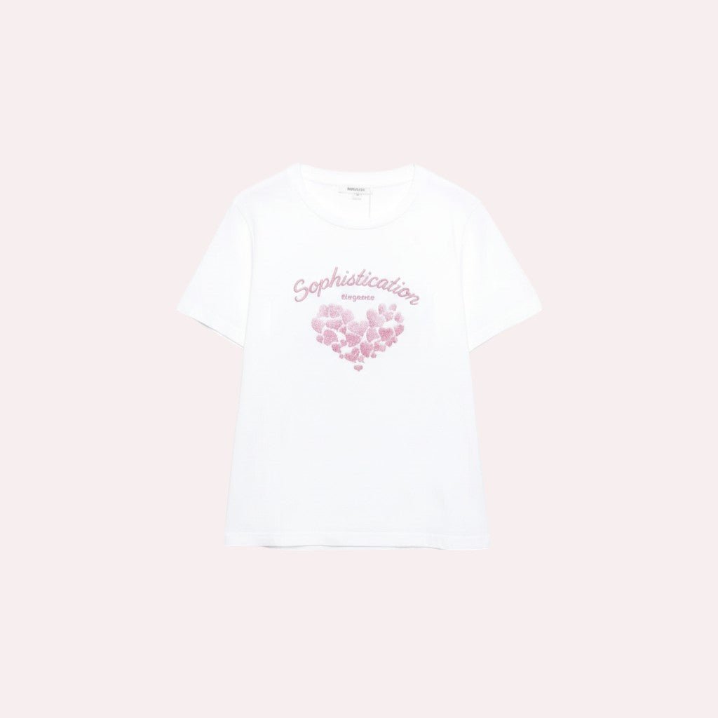 T-shirt branca GRINE de algodão com gola redonda, corações bordados e frase Sophistication Elegance em rosa.