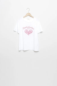 T-shirt branca de algodão GRINE com gola redonda, corações bordados e frase Sophistication Elegance em rosa