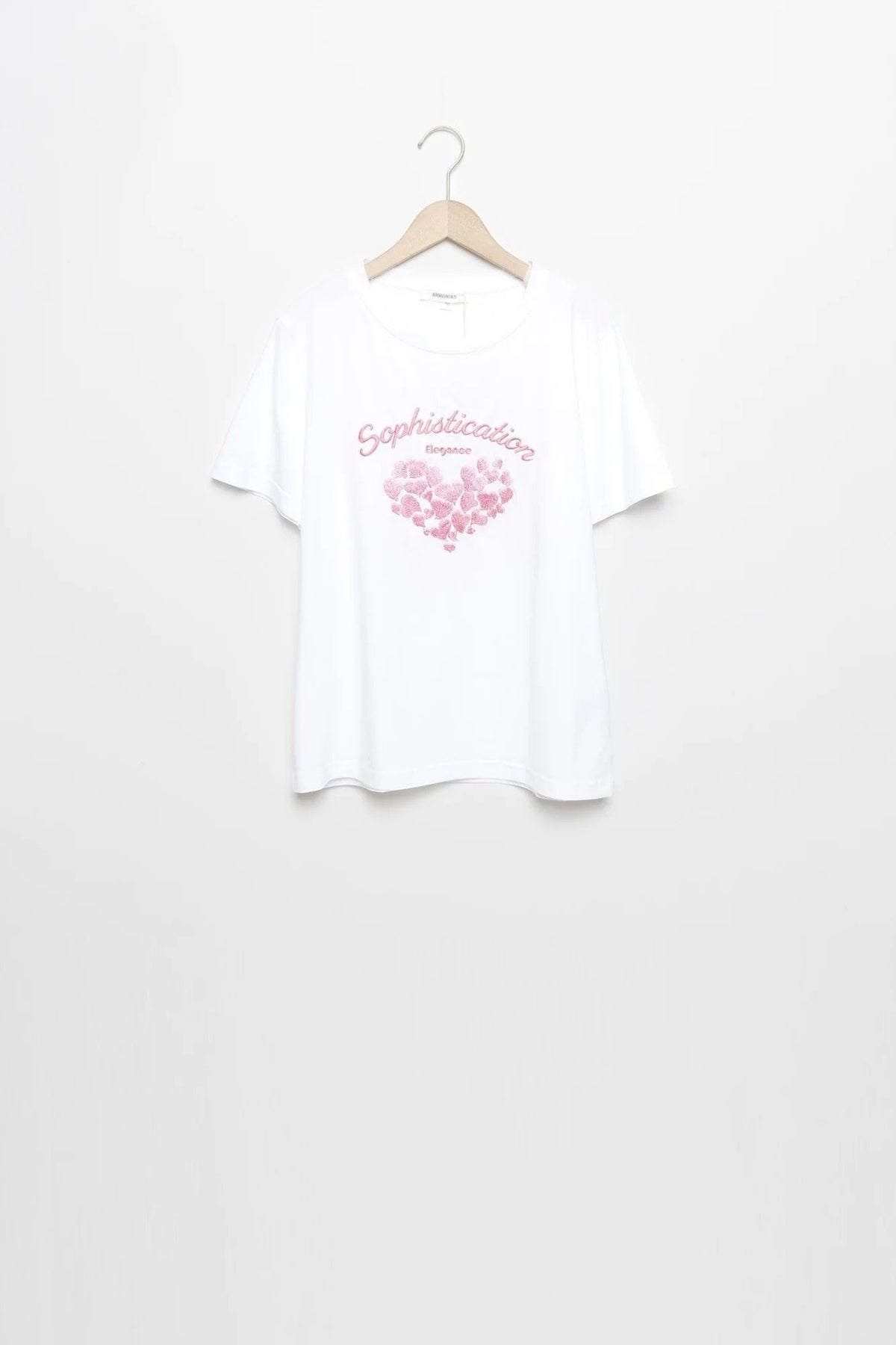 T-shirt branca de algodão GRINE com gola redonda, corações bordados e frase Sophistication Elegance em rosa