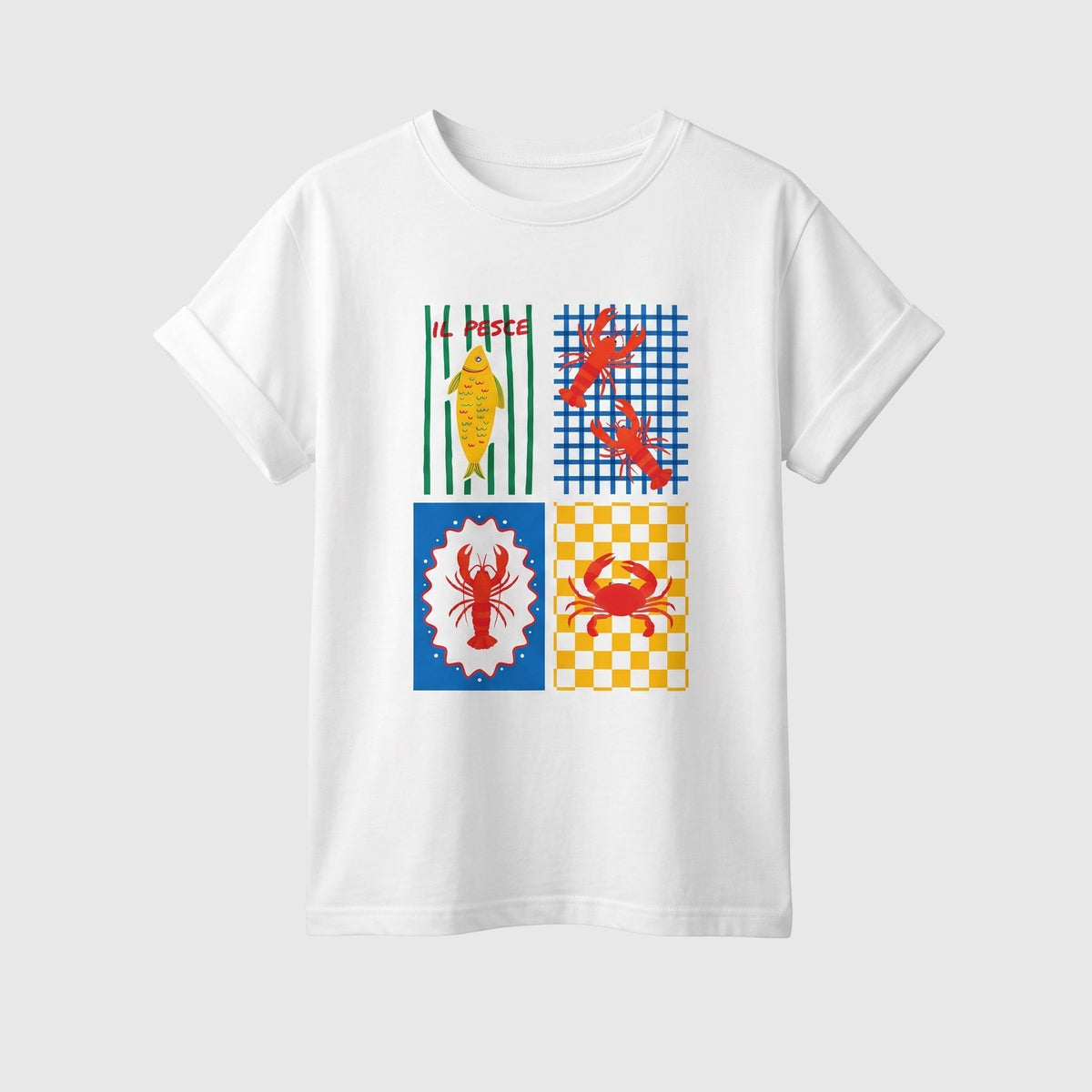 T-shirt branca GRINE de algodão com estampa gráfica de peixe, lagostas e caranguejo em quatro quadrantes coloridos.