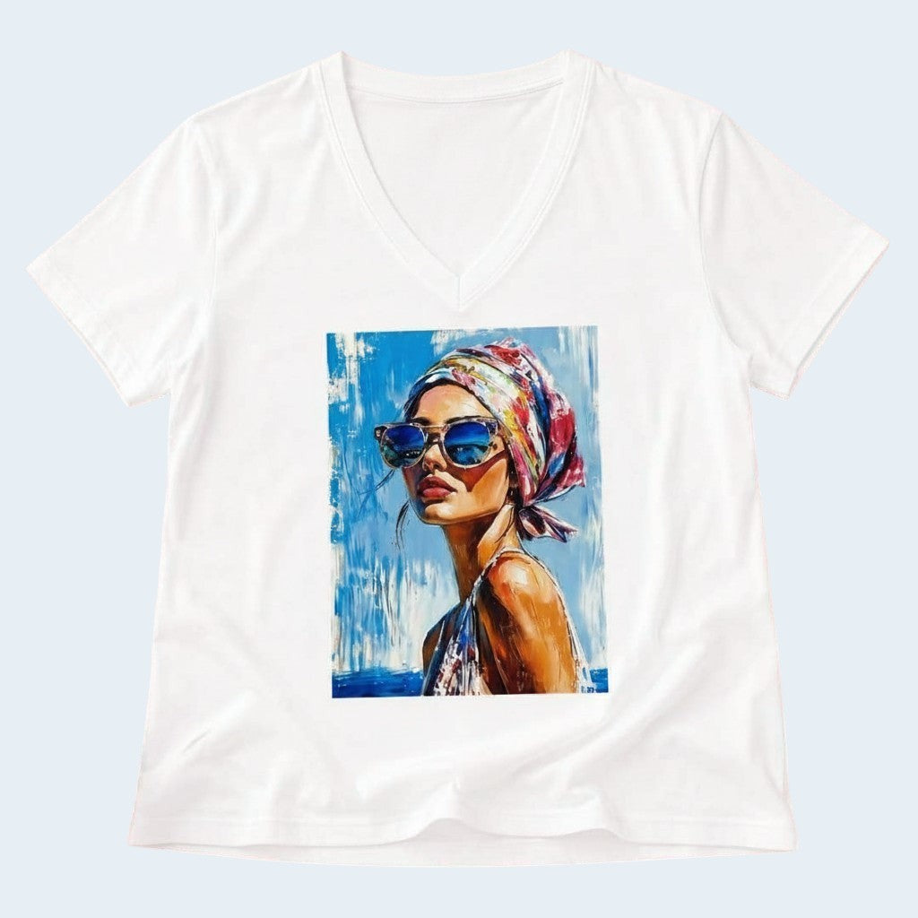 T-shirt branca GRINE com decote em V e estampa pop art de mulher com lenço e óculos de sol em cores vibrantes