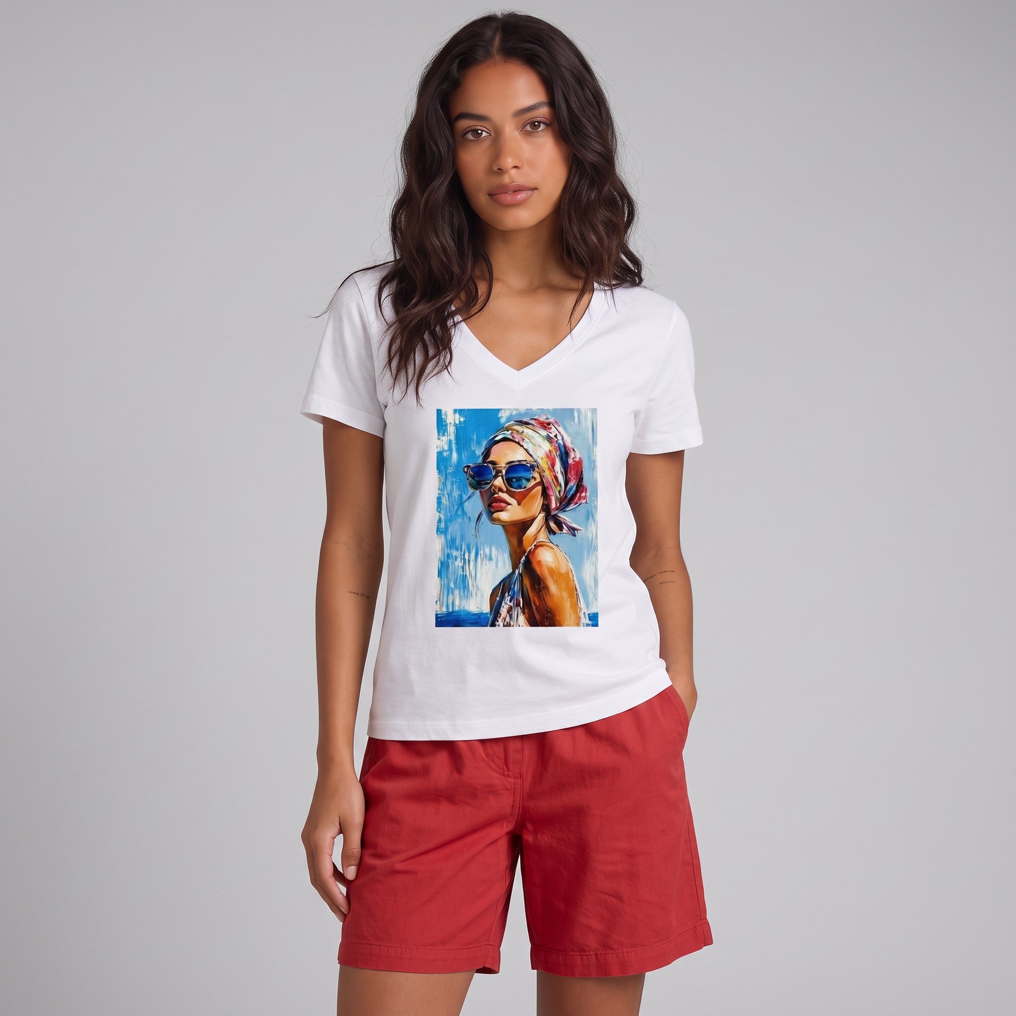Modelo veste T-shirt branca GRINE com decote em V e estampa pop art de mulher, combinada com calções vermelhos.