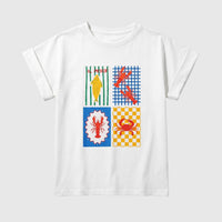 T-shirt branca GRINE de algodão com estampa gráfica de peixe, lagostas e caranguejo em quatro quadrantes coloridos.