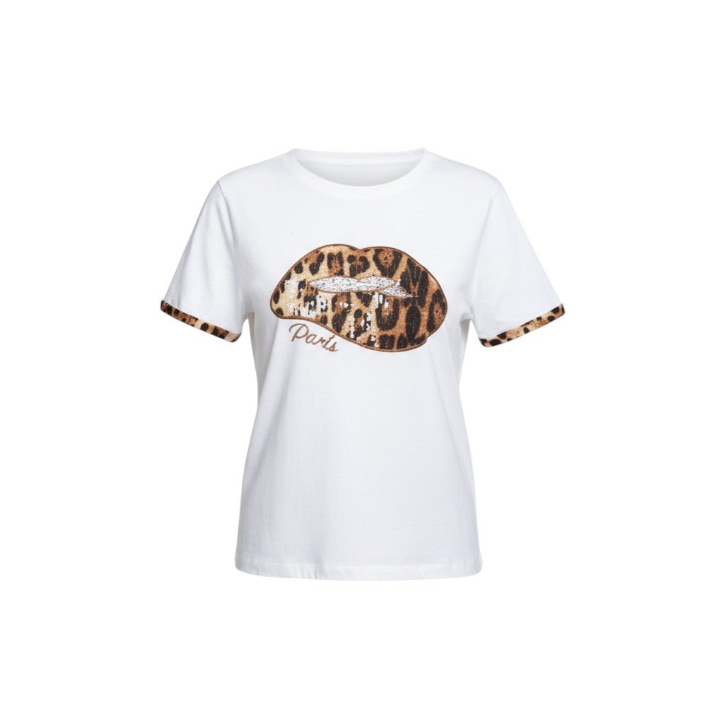T-shirt branca GRINE de algodão com estampado de lábios em animal print, detalhes de brilhantes e mangas com rebordo.