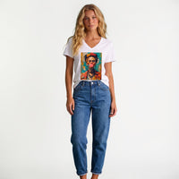 Modelo veste T-shirt branca GRINE com decote em V e estampa pop art colorida de Frida Kahlo, combinada com jeans.