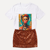 T-shirt branca GRINE com decote em V e estampa pop art da Frida Kahlo, combinada com saia de lantejoulas castanha.