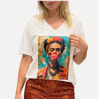 T-shirt branca GRINE com decote em V e estampa pop art colorida da Frida Kahlo em algodão e elastano