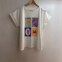 T-shirt branca GRINE de algodão com estampa gráfica de peixe, lagostas e caranguejo em quatro quadrantes coloridos