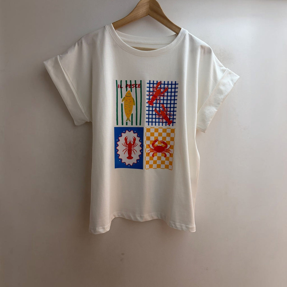 T-shirt branca GRINE de algodão com estampa gráfica de peixe, lagostas e caranguejo em quatro quadrantes coloridos