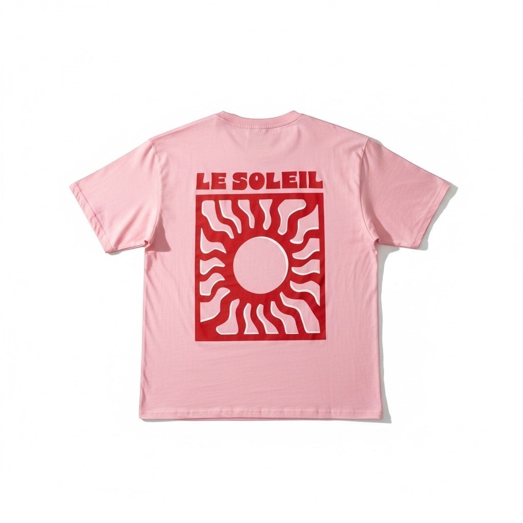 GRINE T-Shirt Le Soleil rosa em 100% algodão com estampa gráfica de sol e texto LE SOLEIL nas costas.