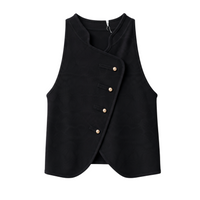 Top de malha preto GRINE sem mangas com fecho cruzado e botões dourados decorativos