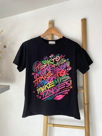 GRINE T-shirt preta de algodão com estampado grafiti colorido "It's ok to make mistakes" e lábios.