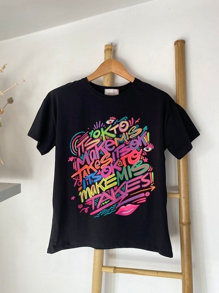 GRINE T-shirt preta de algodão com estampado grafiti colorido "It's ok to make mistakes" e lábios.