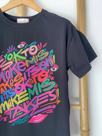 GRINE T-shirt preta de algodão com estampado grafiti colorido "It's ok to make mistakes" e lábios.