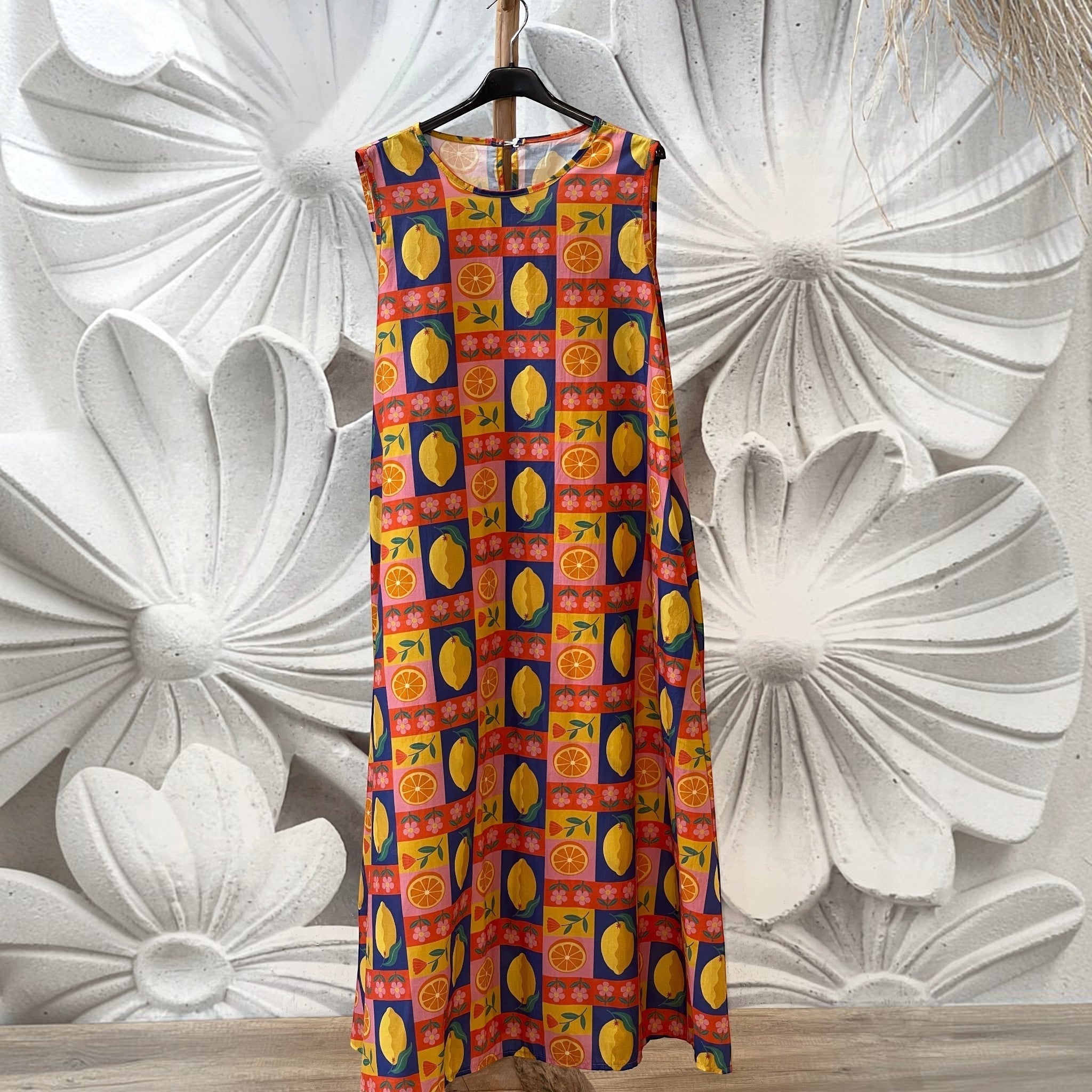 Vestido GRINE de algodão fluido com padrão multicolorido de limões, laranjas e flores, corte largo e bolsos.