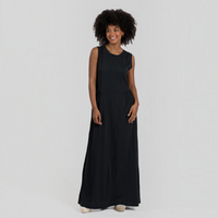 Modelo sorridente veste vestido comprido GRINE preto de algodão com corte evasê, decote redondo e sem mangas.