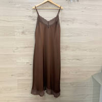 Vestido comprido GRINE castanho escuro em cetim com detalhes de renda tipo crochet no decote e na bainha
