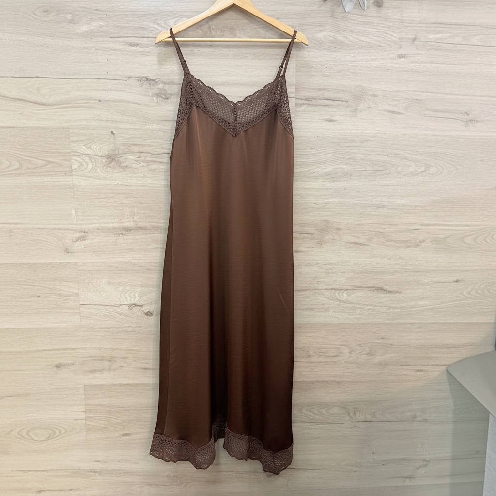 Vestido comprido GRINE castanho escuro em cetim com detalhes de renda tipo crochet no decote e na bainha