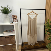 Vestido comprido GRINE em tom champanhe com alças finas e detalhes delicados em renda no decote e na bainha.