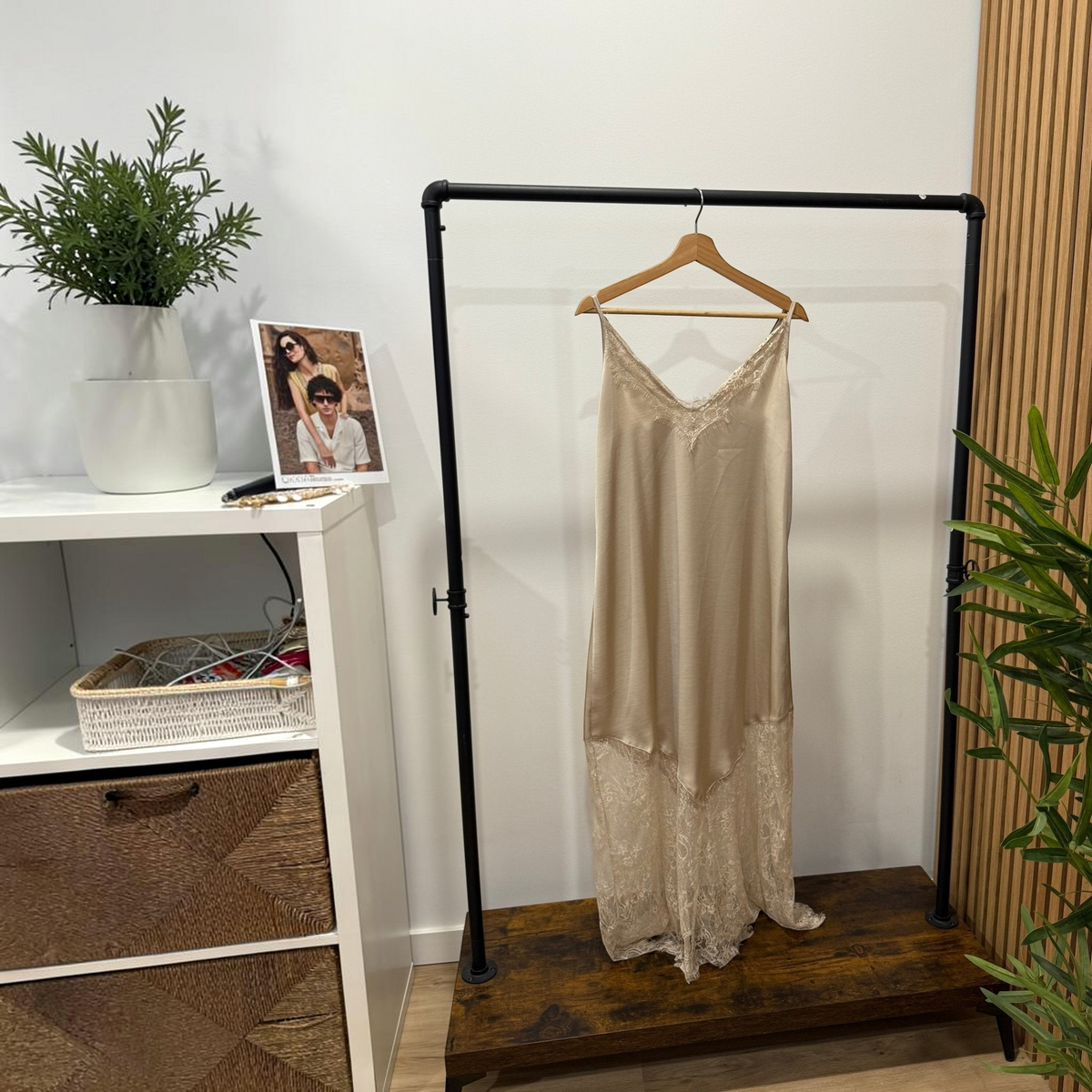 Vestido comprido GRINE em tom champanhe com alças finas e detalhes delicados em renda no decote e na bainha.